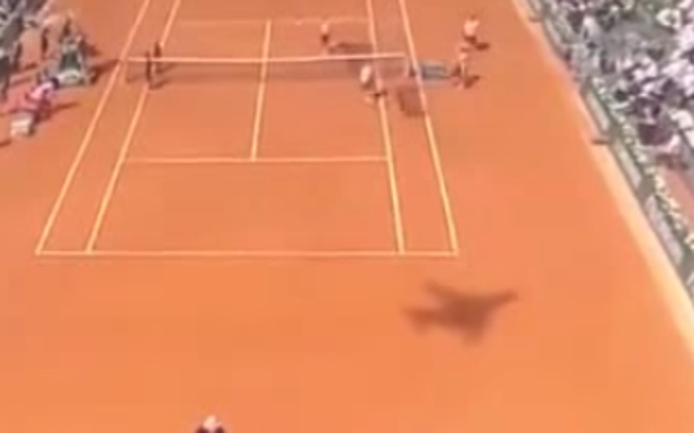 Shadow Of Airplane Shows Up On Tennis Court At The French Open [VIDEO]