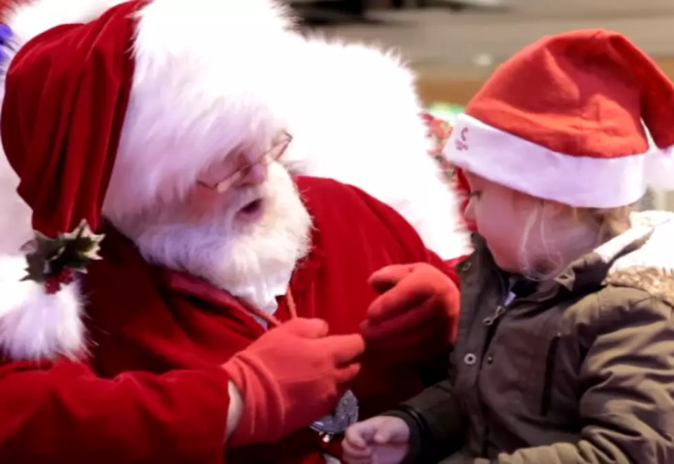 Santa Uses Sign Language To Communicate With Young Girl [VIDEO]