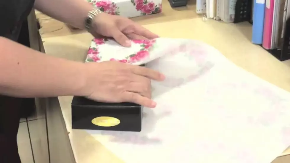 Here’s How To Wrap A Christmas Gift In Ten Seconds [VIDEO]