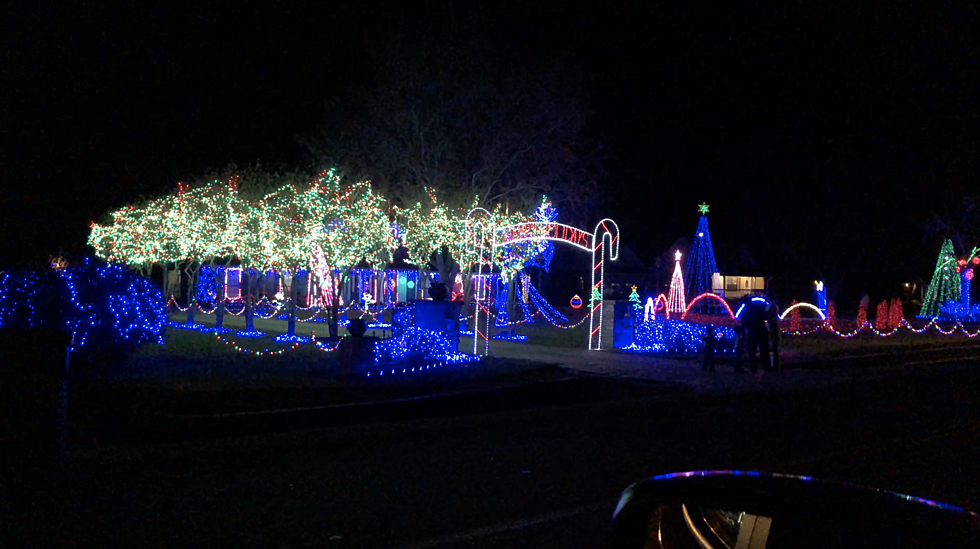 The Amazing Christmas Light Show Off Hwy 90 Is A Must-See This Holiday Season [VIDEO]