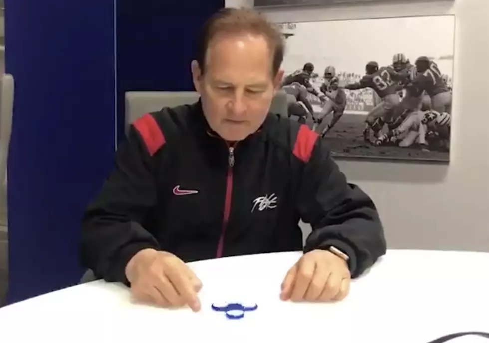 Les Miles Discovers The Fidget Spinner [VIDEO]