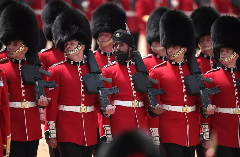 Tourist Shoved By Queen’s Guardsman During Drill [VIDEO]