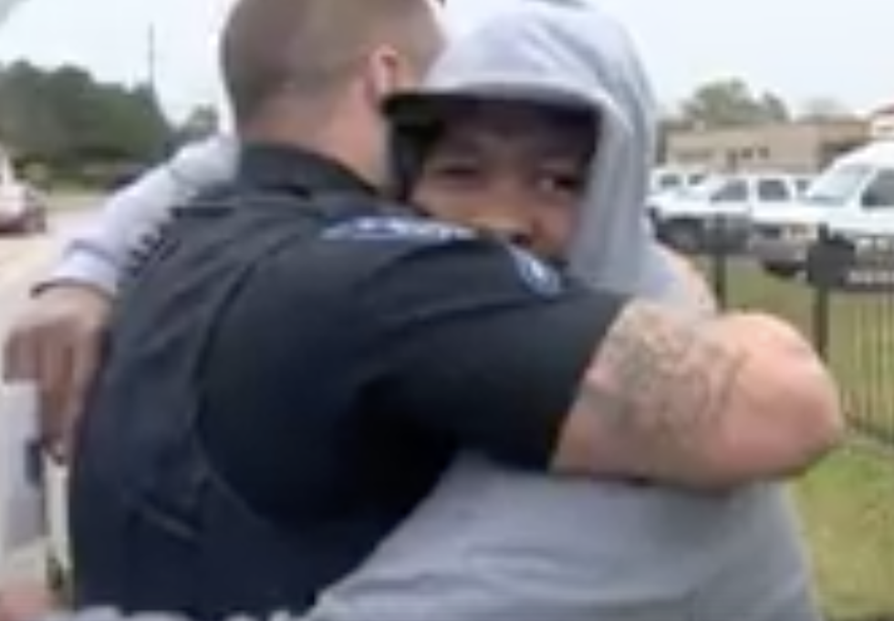 Lake Charles Police Deliver Christmas Cards To Citizens [VIDEO]