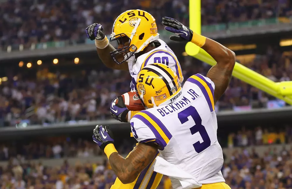 Odell Beckham Jr. Seen Allegedly Handing Out Hundred Dollar Bills to LSU Players After Game [Video]