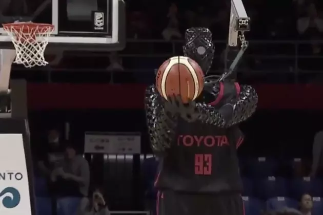 Robot Nails Half Court Shot, Some Say It Has Better Shot Than Some Players [VIDEO]