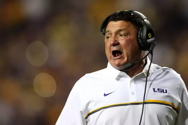 The Internet Thought That This Was LSU Coach Oregon On The Beach [VIDEO]
