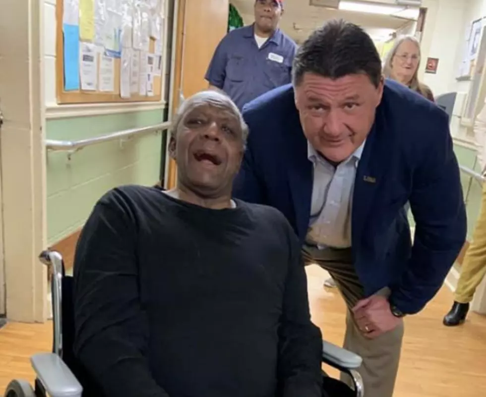 LSU’s Coach Orgeron Visits Senior Citizens Home In Mississippi [PHOTO]