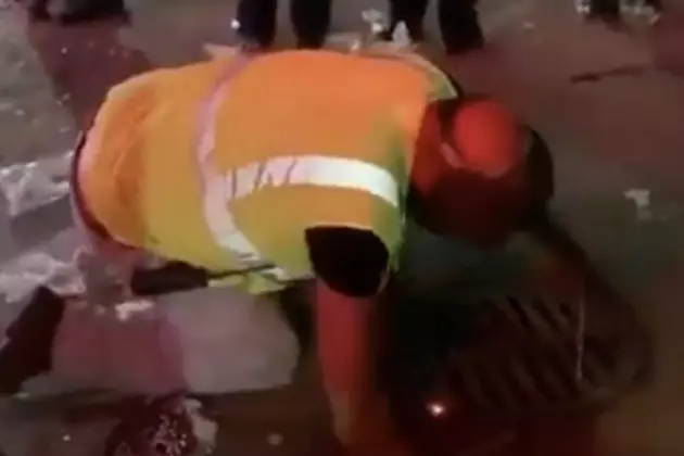 City Worker Welds Manhole Shut During New Orleans Mardi Gras Parade [VIDEO]