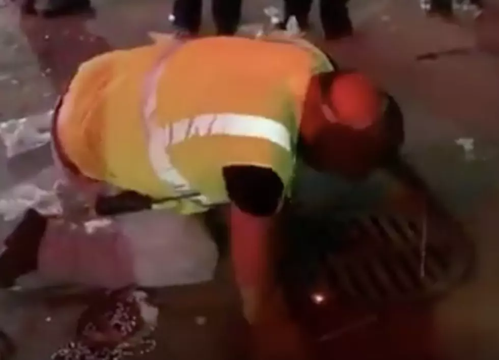City Worker Welds Manhole Shut During New Orleans Mardi Gras Parade [VIDEO]