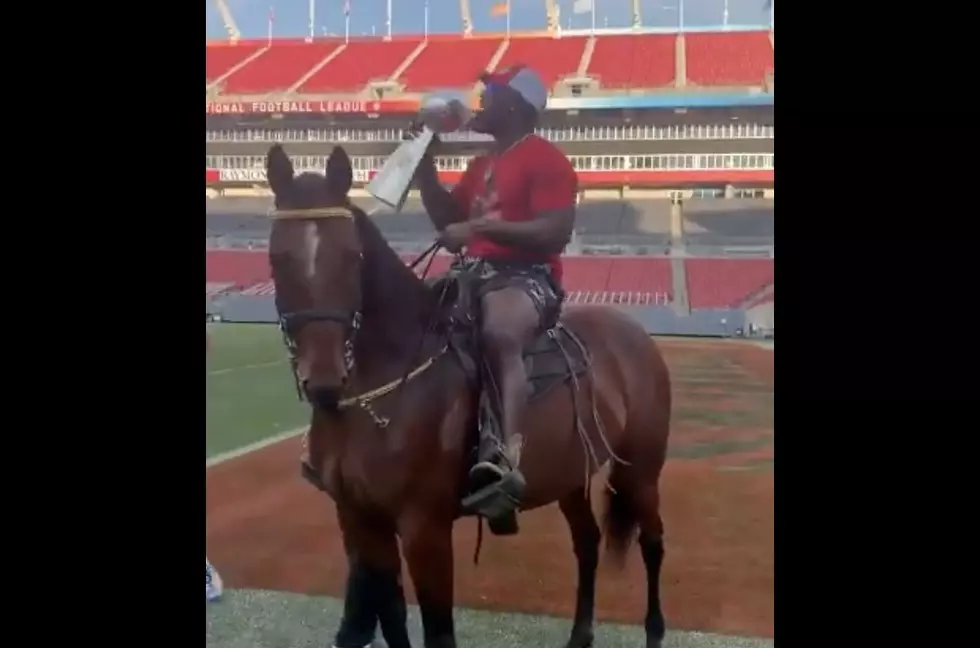 Bucs LB Devin White Gives Lombardi Trophy a Victory Lap on his Horse [Video]
