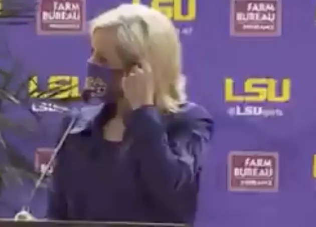 LSU&#8217;s Coach Kim Mulkey Rips Off Mask to Start Introductory Speech [VIDEO]