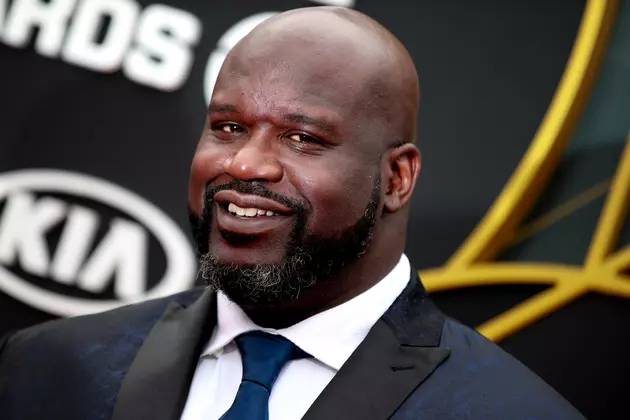 Dogs Chase Shaquille O&#8217;Neal, He Runs Back Into House [VIDEO]