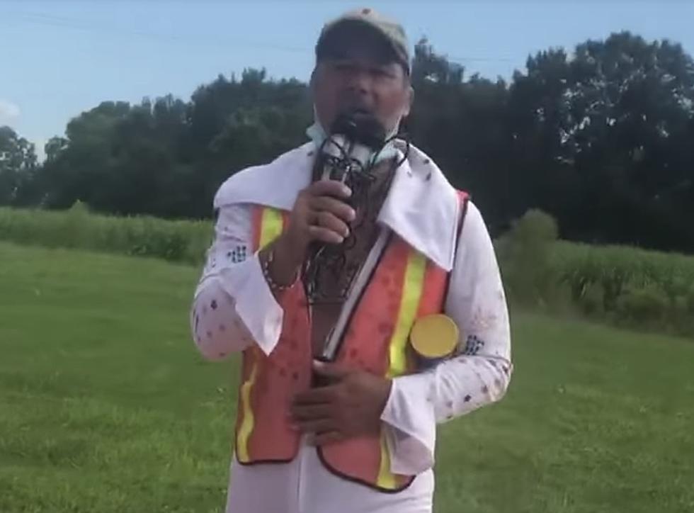 Man Seen Singing at St. Martinville Roundabout [WATCH]