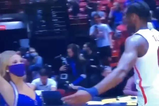 Did A College Basketball Player High Five A Cheerleader&#8217;s Chest? [VIDEO]