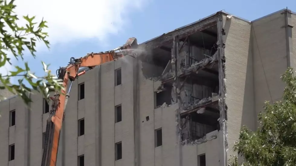 Crew Begins Demolition of Kirby Smith Hall on Louisiana State University&#8217;s Campus in Baton Rouge