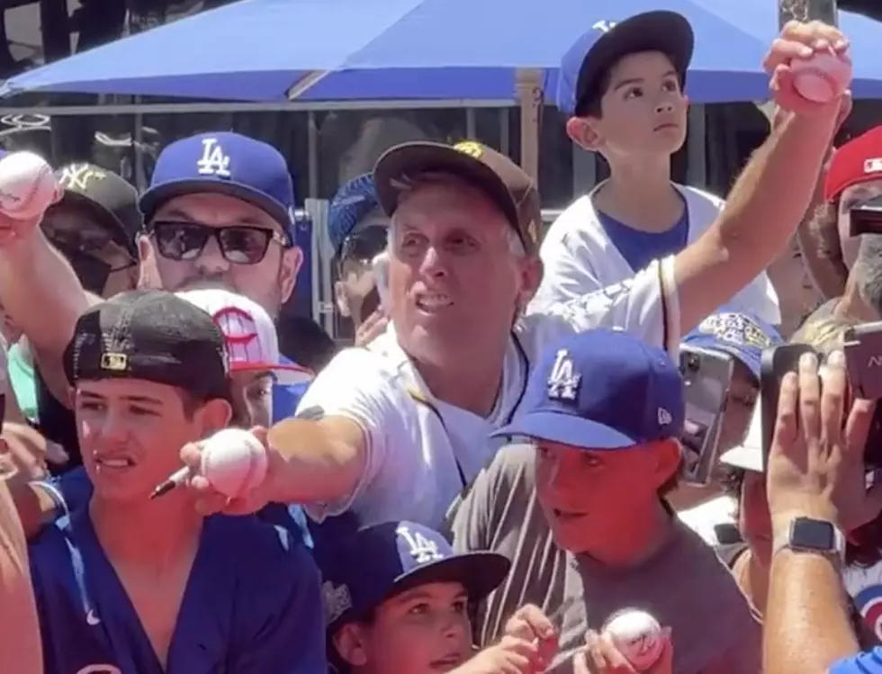 Man Elbows Young Baseball Fan in Attempt to get Baseball Autographed