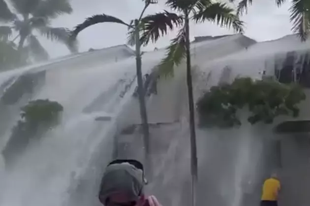 Large Wave Crashes Over Two Story Townhouse in Hawaii [VIDEO]