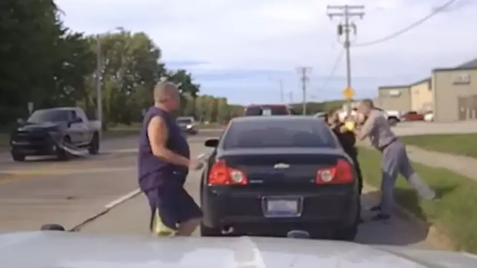 Civilian Jumps in to Assist Female Police Officer with Driver Who Resisted Arrest