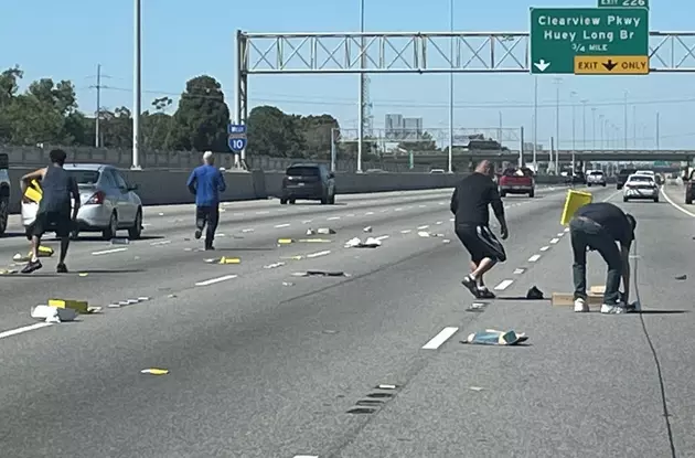 People Scoop Up Shoes That Fell Onto I-10 in New Orleans