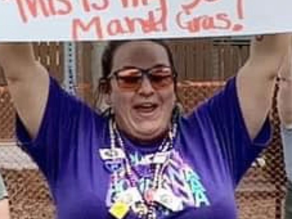 Woman Holds Up Hilarious Sign at Lafayette Mardi Gras Parade [PHOTO]