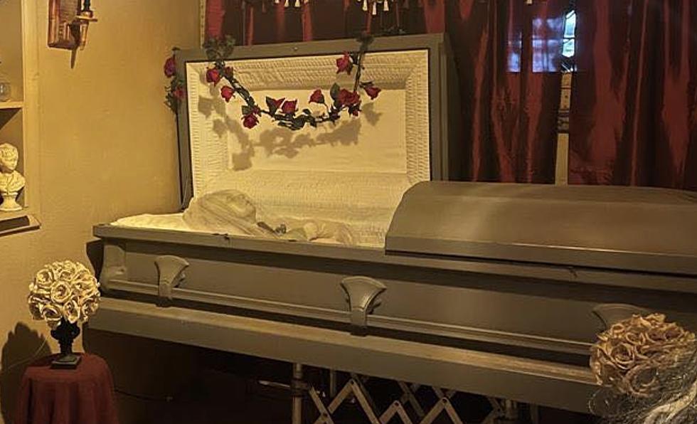 House For Sale in Texas Has Coffin and Several Other Spooky Props In It [PHOTOS]