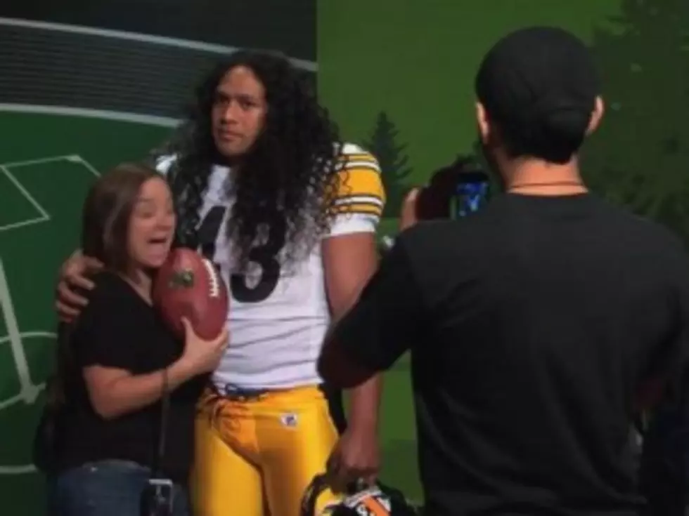 Troy Polamalu Pretends He&#8217;s a Wax Statue at Madame Tussauds, Scares Heck Out of Visitors [VIDEO]
