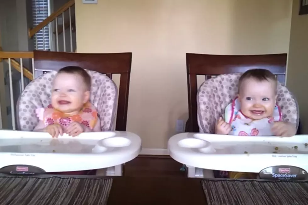 Adorable Twin Babies Jiggle With Glee at Dad’s Guitar Skills