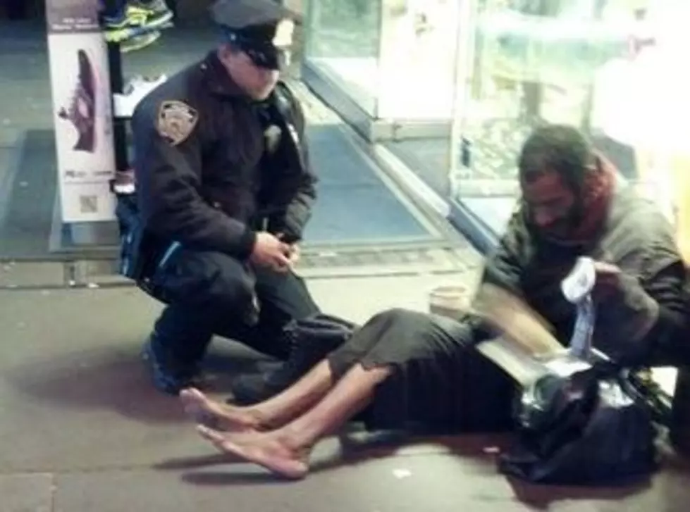 Photo of Police Officer Giving Homeless Man a New Pair of Boots Inspires the Web