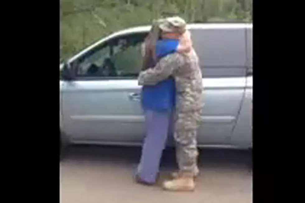 Police Help Returning Soldier Surprise Mom at Traffic Stop [VIDEO]