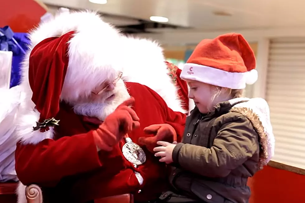 Santa Signing to Girl Will Warm Any Grinch’s Heart