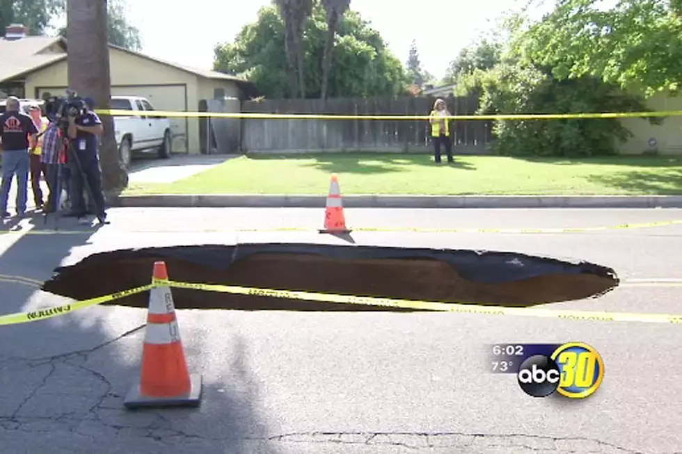 Watch a Giant Sinkhole Form Before Your Disbelieving Eyes