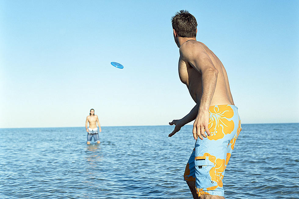 Inept Beachgoers Are Laughably Bad at Frisbee