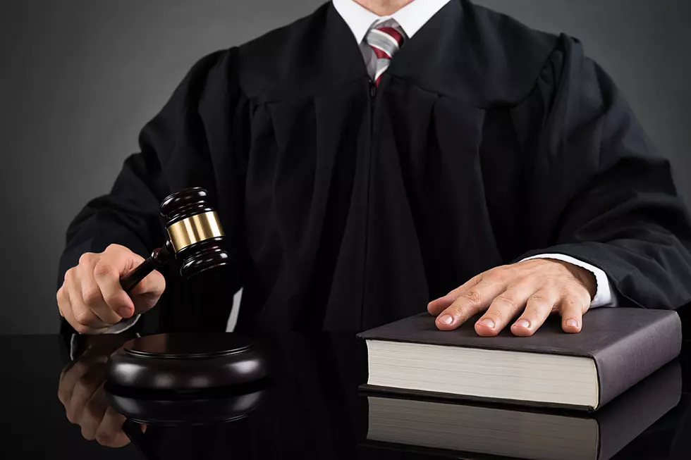 Judge Rips Off Robe to Subdue Irritated Man He Just Jailed