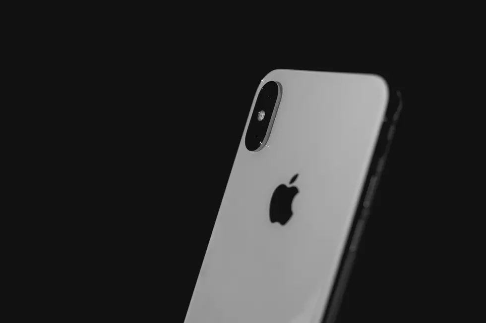 The Apple Logo on the Back of Your iPhone Is a Secret &#8216;Button&#8217;