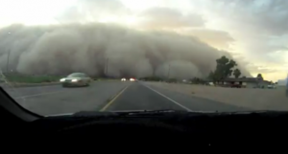 Arizona Dust Storm &#8211; Guy Films Himself Driving Into This &#8216;Haboob&#8217; &#8211; WTF [Video]