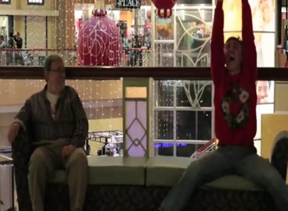 Dancing With An iPod In Public &#8211; Christmas Edition [Video]