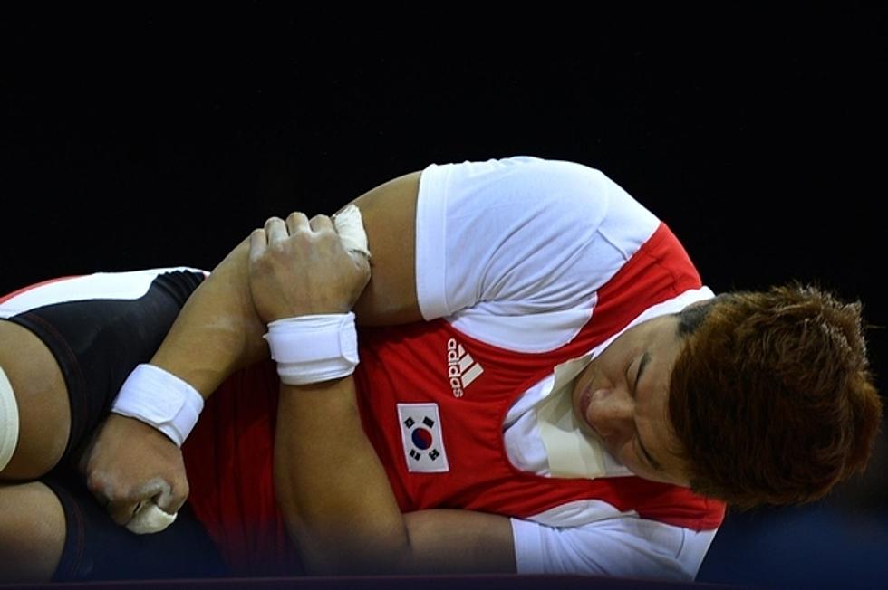 South Korean Weightlifter Sa Jae-Hyouk Dislocates Elbow At 2012 Summer Olympics [Video]