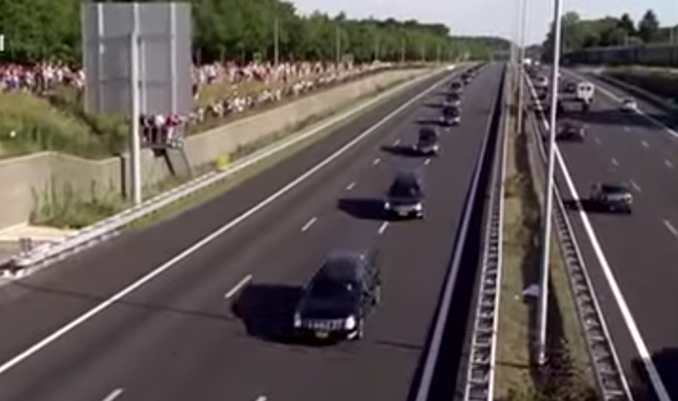 Dutch Citizens Line Up To Pay Their Respects For Malaysian Airlines Flight 17 Victims [Video]