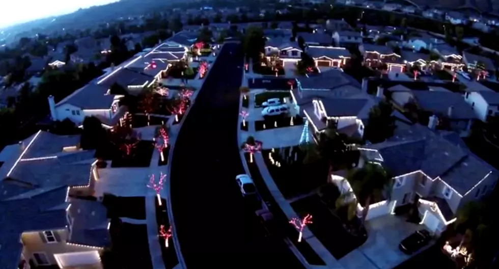 Neighborhood Joins Together For Jaw-Dropping Christmas Light Show [Video]