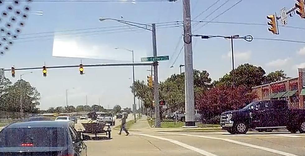 Truck Drives Off Without Boat and Trailer at Lafayette, Louisiana Intersection (VIDEO)