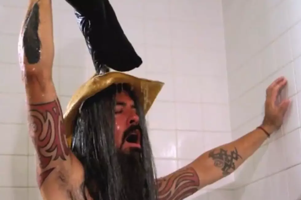 Foo Fighters Have &#8216;Hot&#8217; Time Showering in Tour Promo Video
