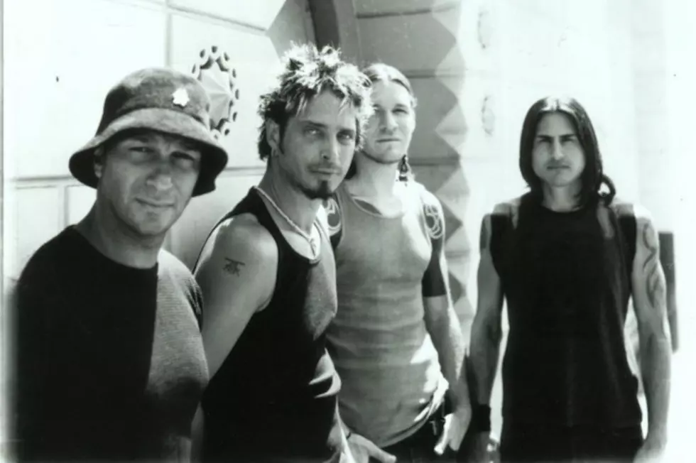 Audioslave Perform &#8216;Like a Stone&#8217; With Spotlight on Chris Cornell&#8217;s Microphone