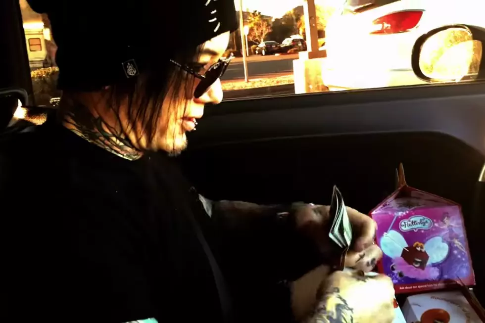 DJ Ashba Spreads Holiday Cheer By Giving Las Vegas Homeless Happy Meals Stuffed With $100 Bills [Video]