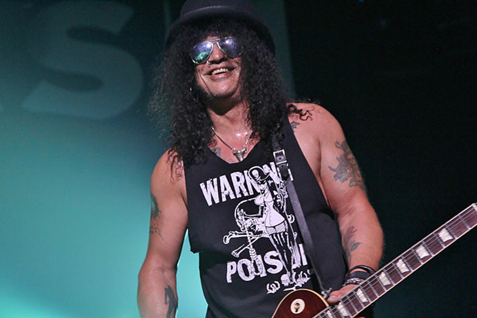 Slash Pays Tribute to Scott Weiland, Lemmy Kilmister at New Year’s Eve Show