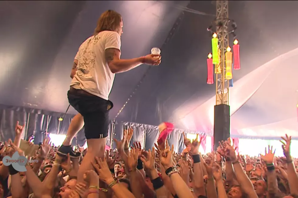 Watch: Dutch Punk Singer Catches Cup Full of Beer Mid-Air While Crowd-Surfing [Video]