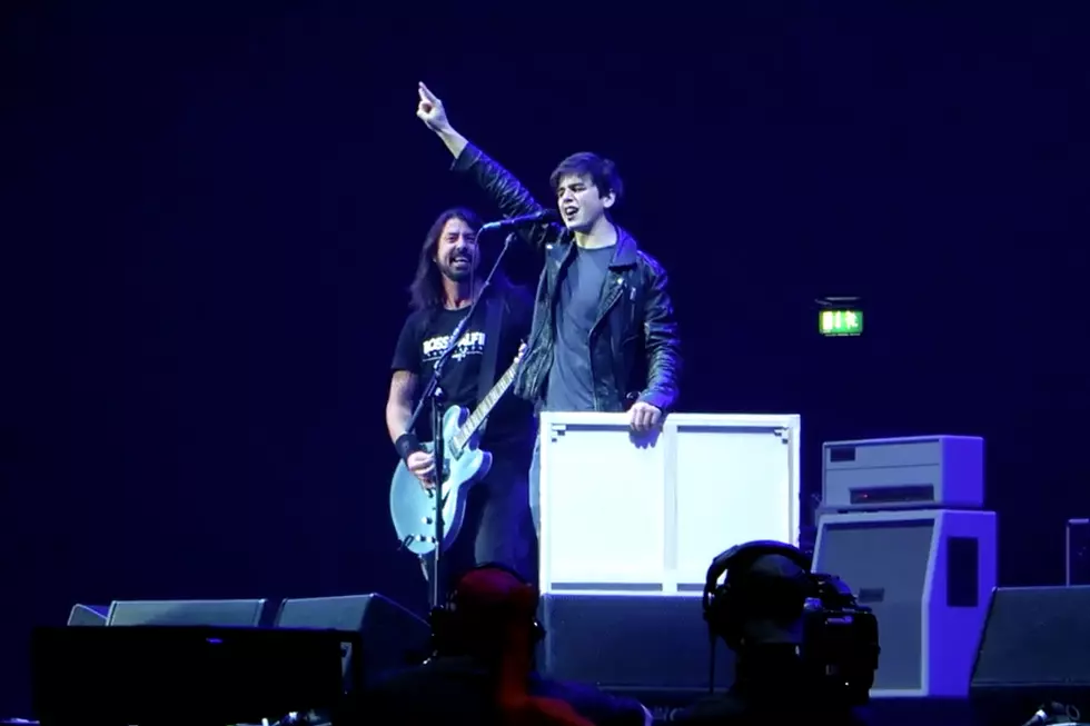 Foo Fighters’ Dave Grohl Invites Fan Who Created Portrait Onstage in Germany