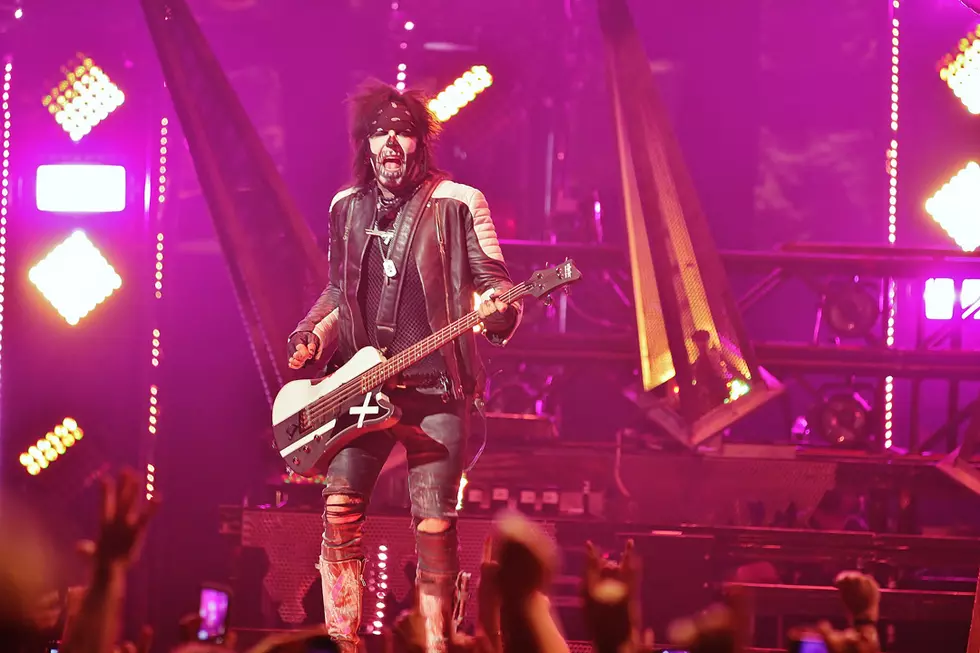 Motley Crue&#8217;s Nikki Sixx Not Happy With Fans Taking Selfies at Miami Concert