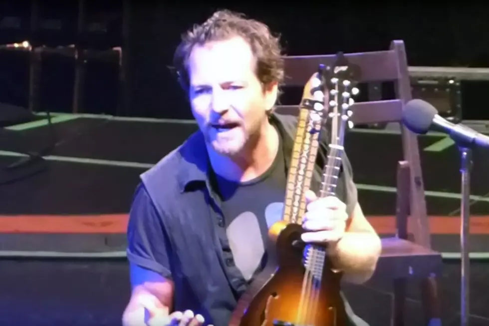 Pearl Jam’s Eddie Vedder Sings ‘Happy Birthday’ to His Mom Onstage