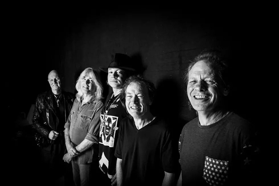 AC/DC Reveal Rehearsal Footage, New Photo; Axl Rose Talks Vocal Challenges