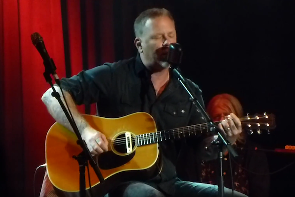 James Hetfield Performs Acoustic Version of Metallica’s ‘Motorbreath’ at Benefit Show